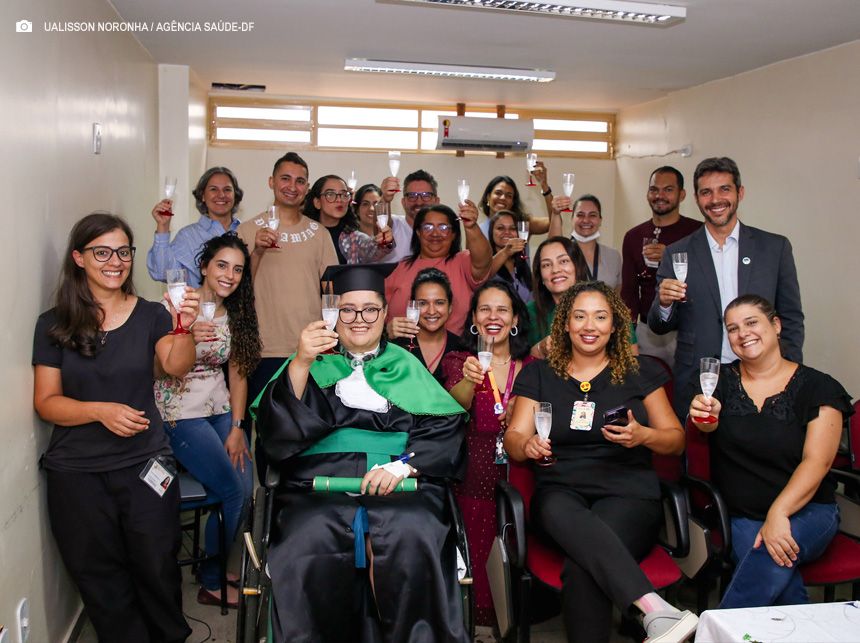 Internada, paciente cola grau no Hospital Regional de Ceilândia