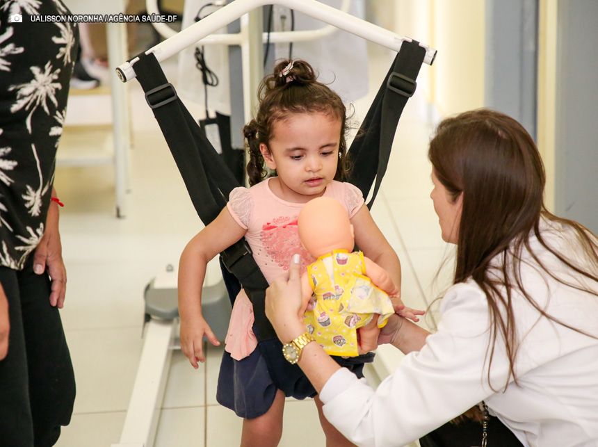 Suspensório inova tratamento fisioterapêutico infantil na rede pública do DF