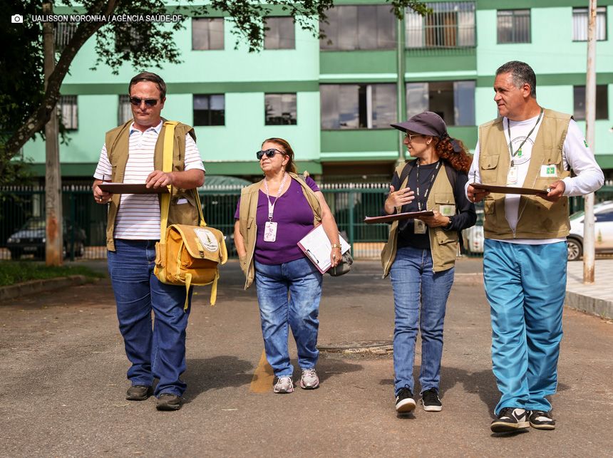 Agentes de Vigilância Ambiental do DF fazem visitas domiciliares para combater a dengue