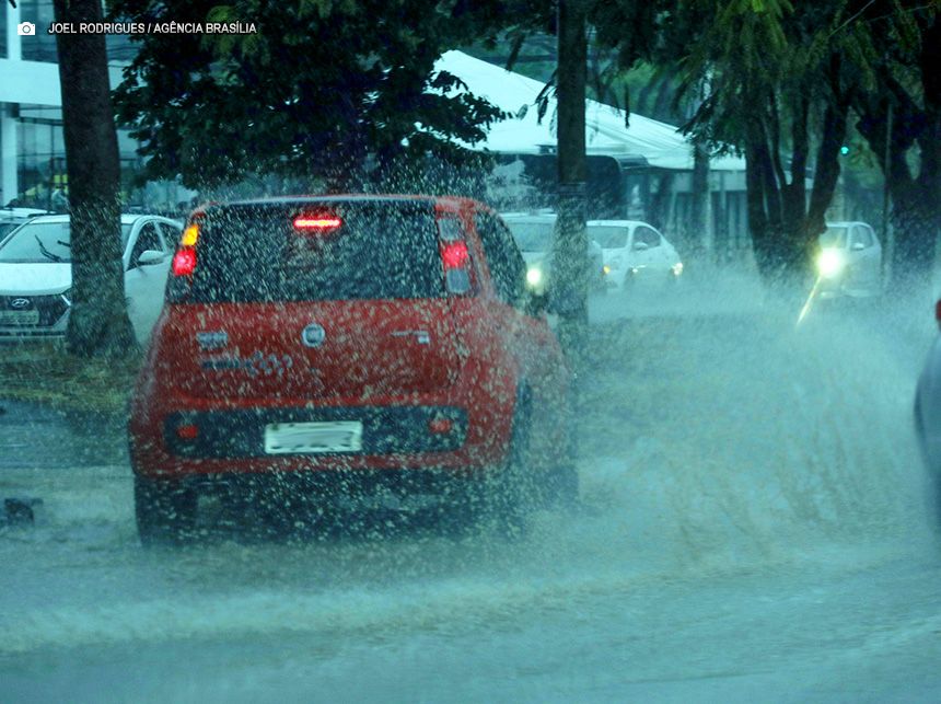 Saiba a que órgão do GDF recorrer em caso de emergência durante as chuvas para evitar acidentes
