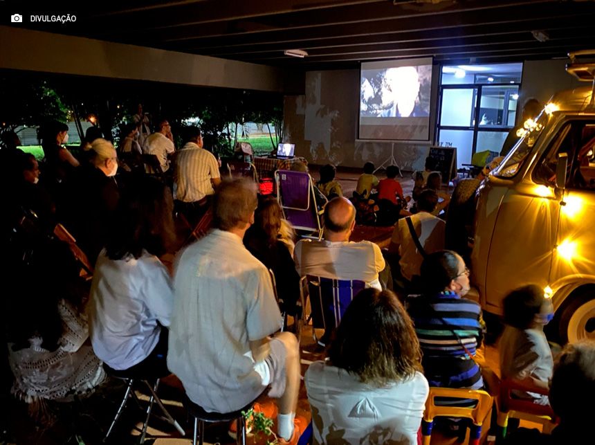 Cine Pipoca no Rolê: projeto da UnB promove exibições gratuitas de filmes pelo DF em uma kombi-casa
