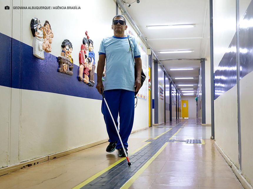 Centro público de ensino promove inclusão de pessoas com deficiência visual no DF