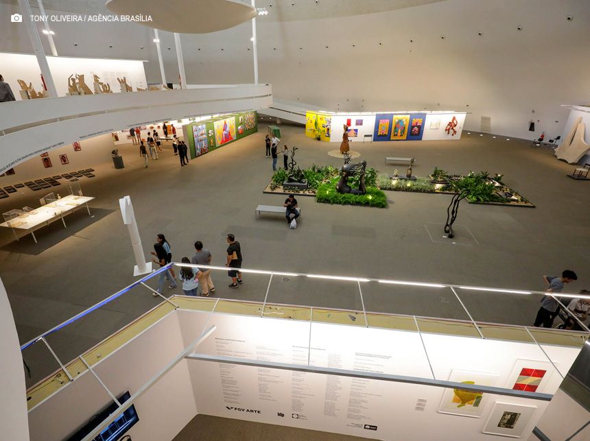 Exposição gratuita celebra a arte e os artistas do Planalto Central