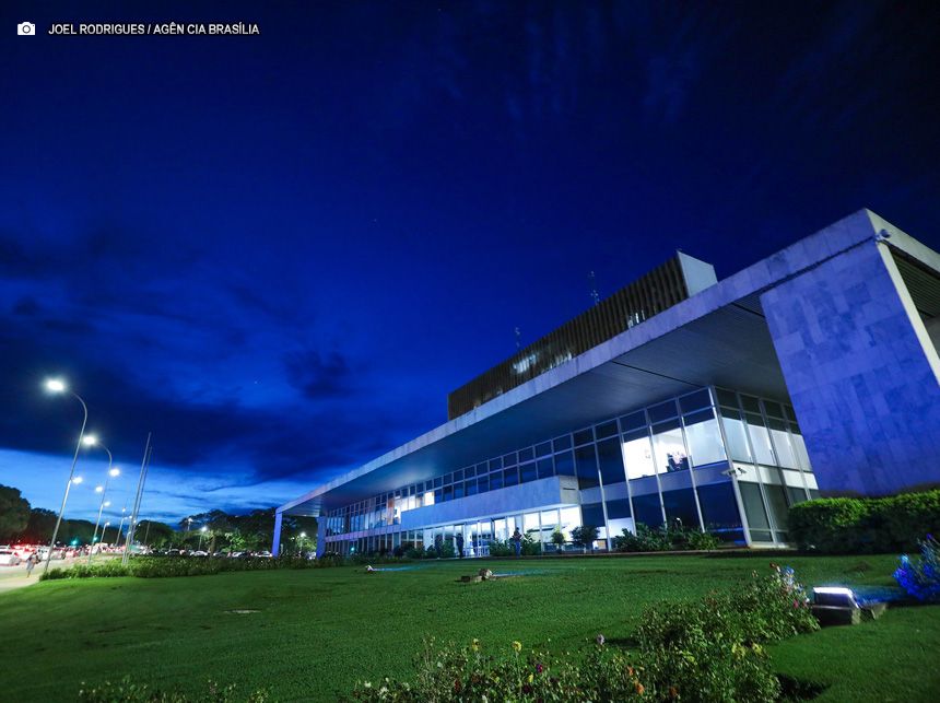 Palácio do Buriti é iluminado em azul para alertar sobre o câncer de próstata