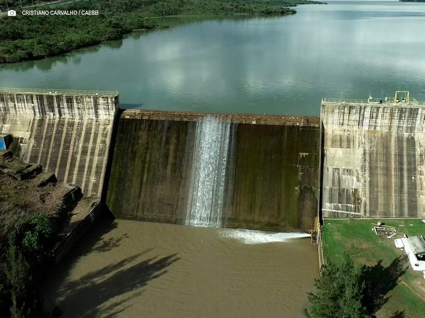 Barragem do Descoberto está cheia e verte mais cedo