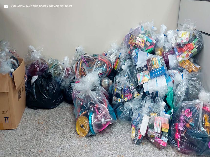 Operações noturnas da Vigilância Sanitária apreendem bebidas clandestinas, narguilés e cigarros eletrônicos
