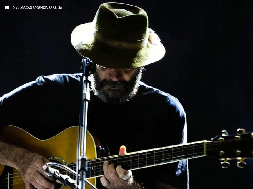 Almir Sater se apresenta no primeiro dia de programação da Sala Martins Pena aberta ao público