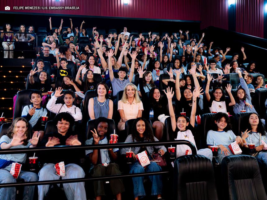 Estudantes do CIL 01 vivenciam experiência cultural ao ver filme em inglês no cinema