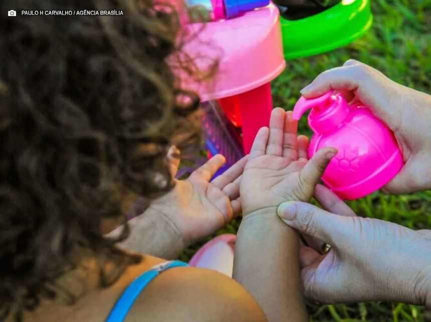 Nova lei garante apoio a mães que desejam entregar filhos para adoção