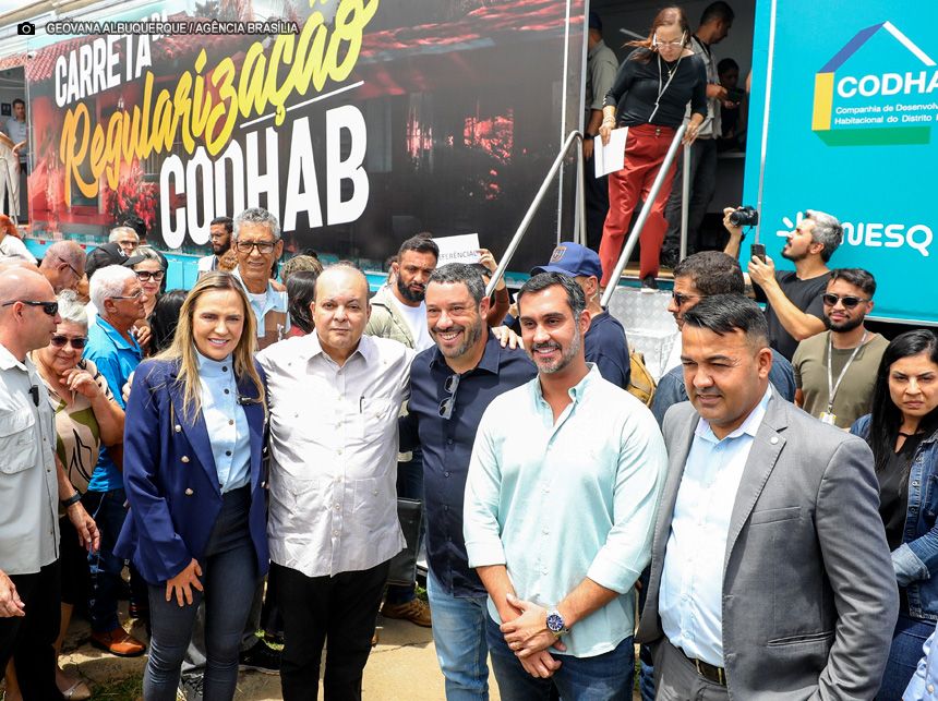 GDF lança carreta da regularização e entrega 500 escrituras a moradores