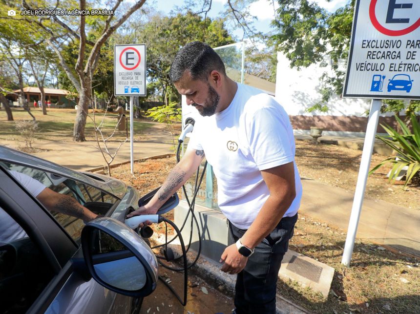 Uso de carros elétricos é incentivado com a instalação de novos pontos de recarga
