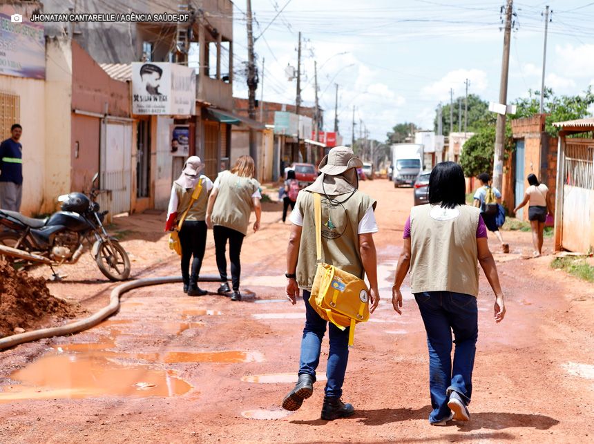 Combate à dengue: Agentes de Vigilância Ambiental visitam residências no Sol Nascente