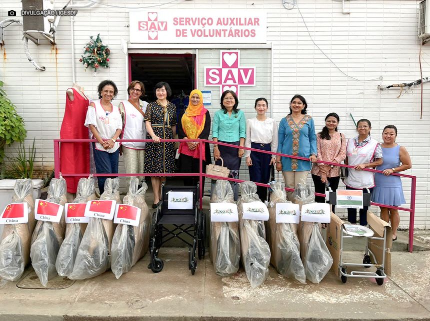 Associação de embaixatrizes entrega doação ao serviço de voluntariado do Hospital de Base do DF