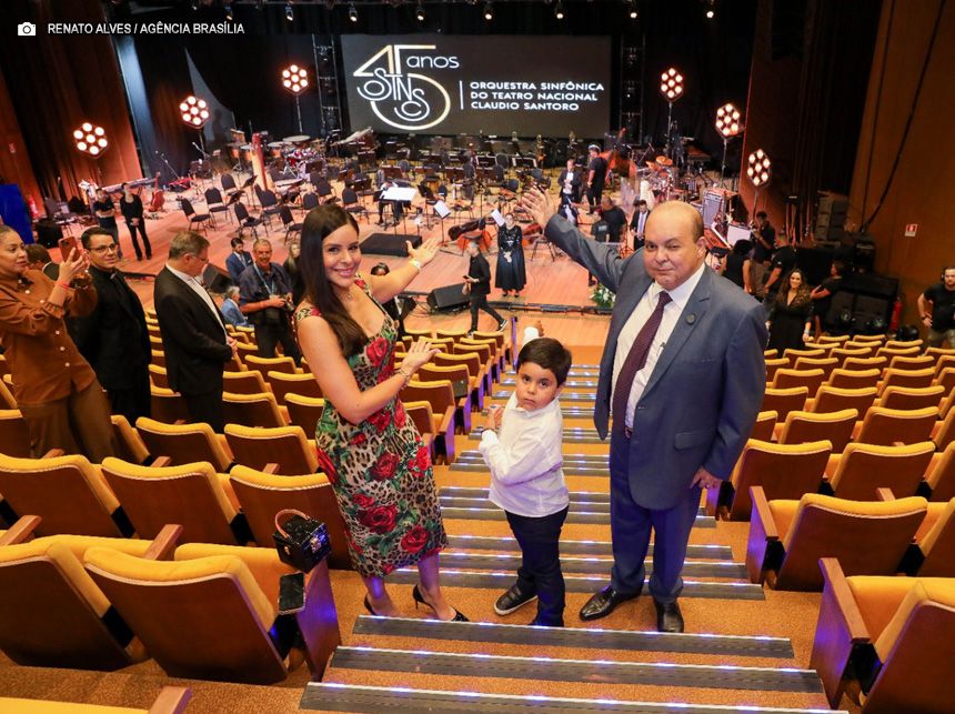 Ibaneis reabre a Sala Martins Pena e oficializa licitação da segunda etapa do restauro do Teatro Nacional