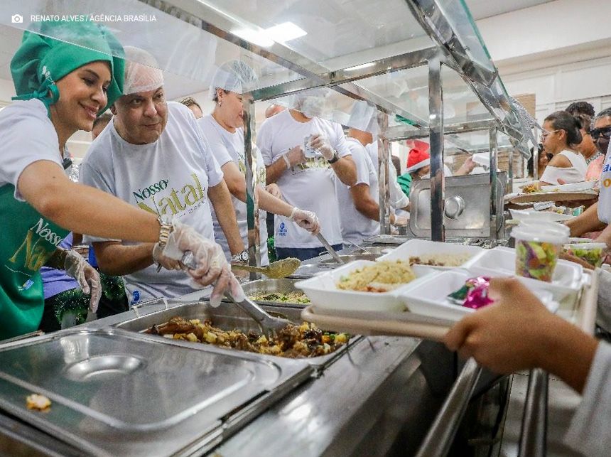 Restaurantes comunitários servem ceia natalina com atrações musicais e Papai Noel