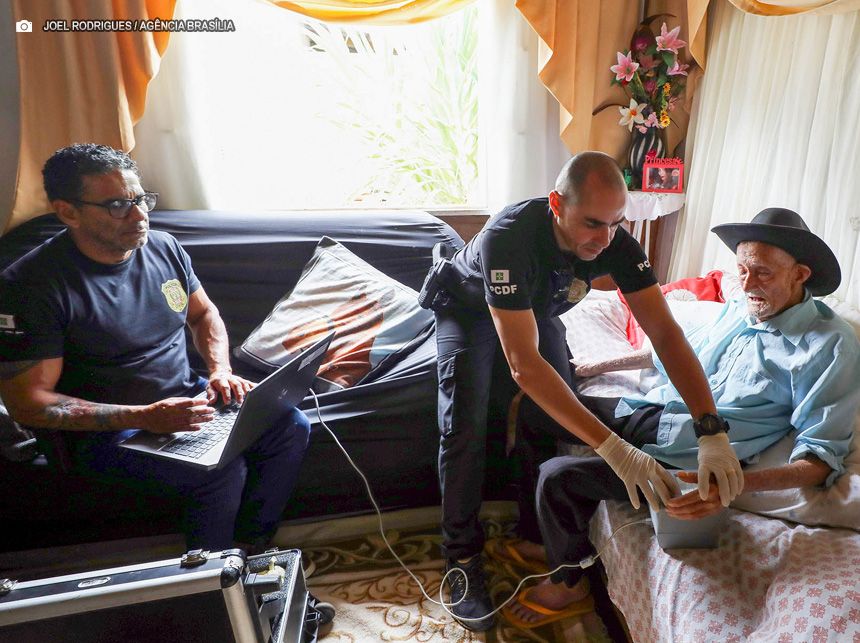 Homem com 105 anos é um dos 5 mil atendidos pelo serviço domiciliar de emissão de identidade no DF