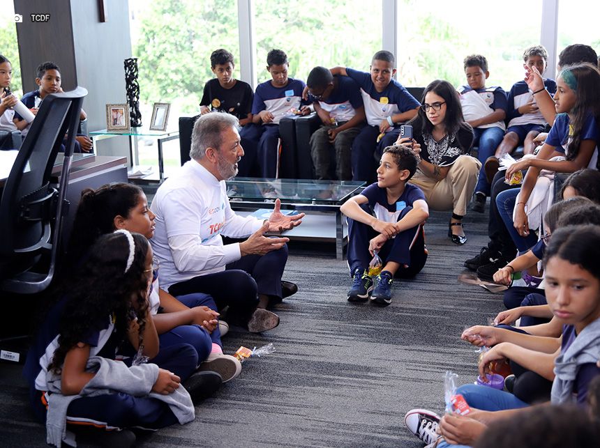 Estudantes do ensino fundamental simulam sessão de julgamento no Plenário do Tribunal de Contas do DF