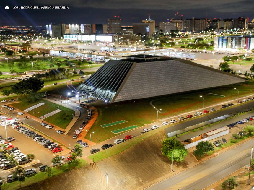 É hoje! Chitãozinho e Xororó ao vivo no Teatro Nacional, a partir das 20h; acompanhe a transmissão pelo YouTube do GDF