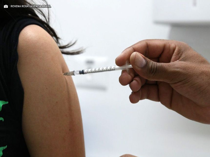 Vacinas contra covid-19 serão enviadas até terça para todo o Brasil