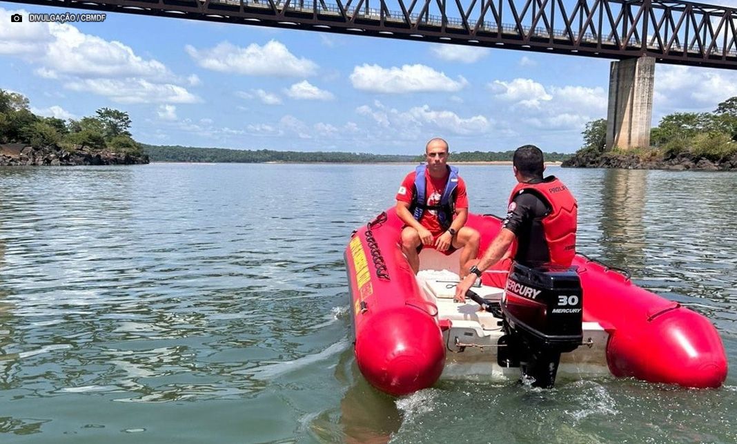 Bombeiros do DF fazem mergulhos para resgatar vítimas do acidente sobre o Rio Tocantins
