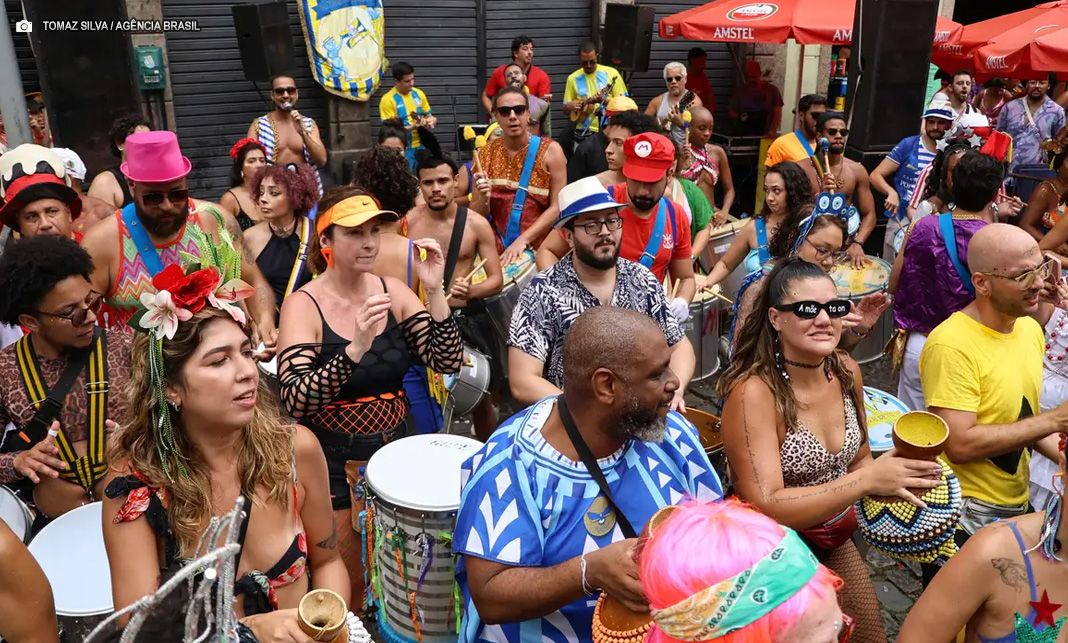 Abertura não oficial do carnaval reúne foliões no Rio de Janeiro