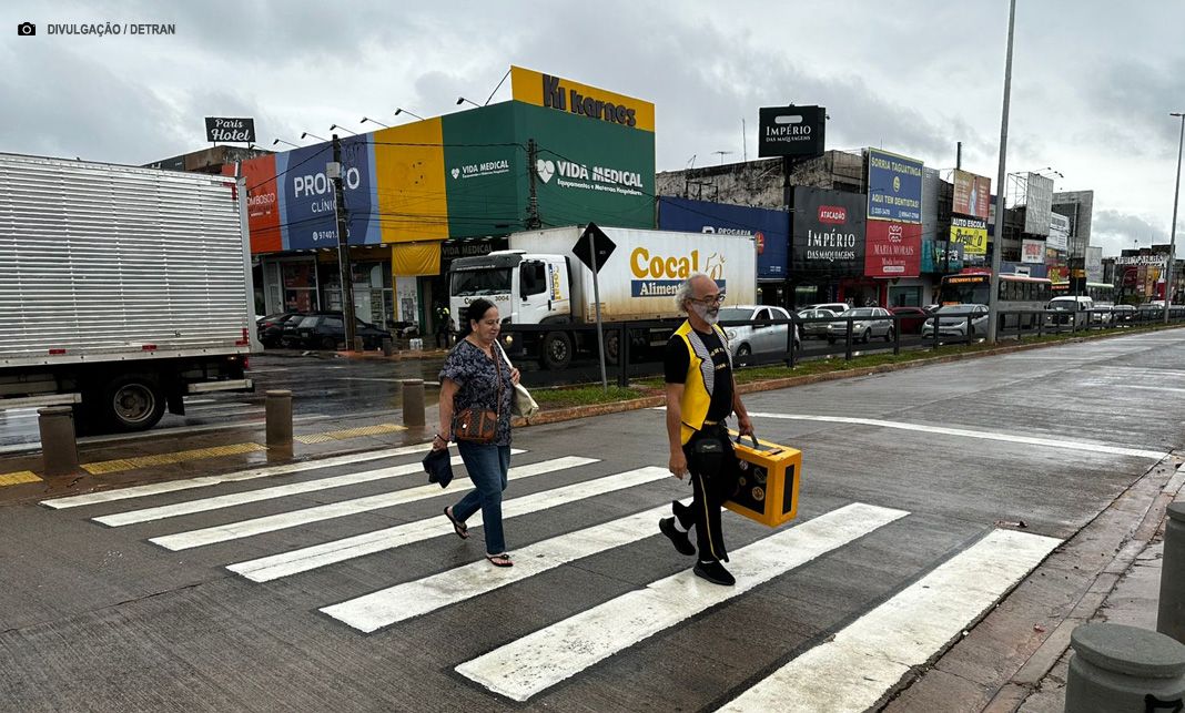 Agentes de trânsito promovem ação educativa no centro de Taguatinga