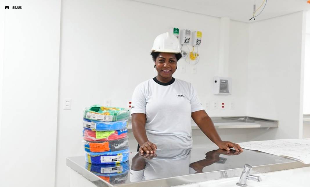 Com aulas e oportunidade de emprego, projeto amplia presença feminina na construção civil