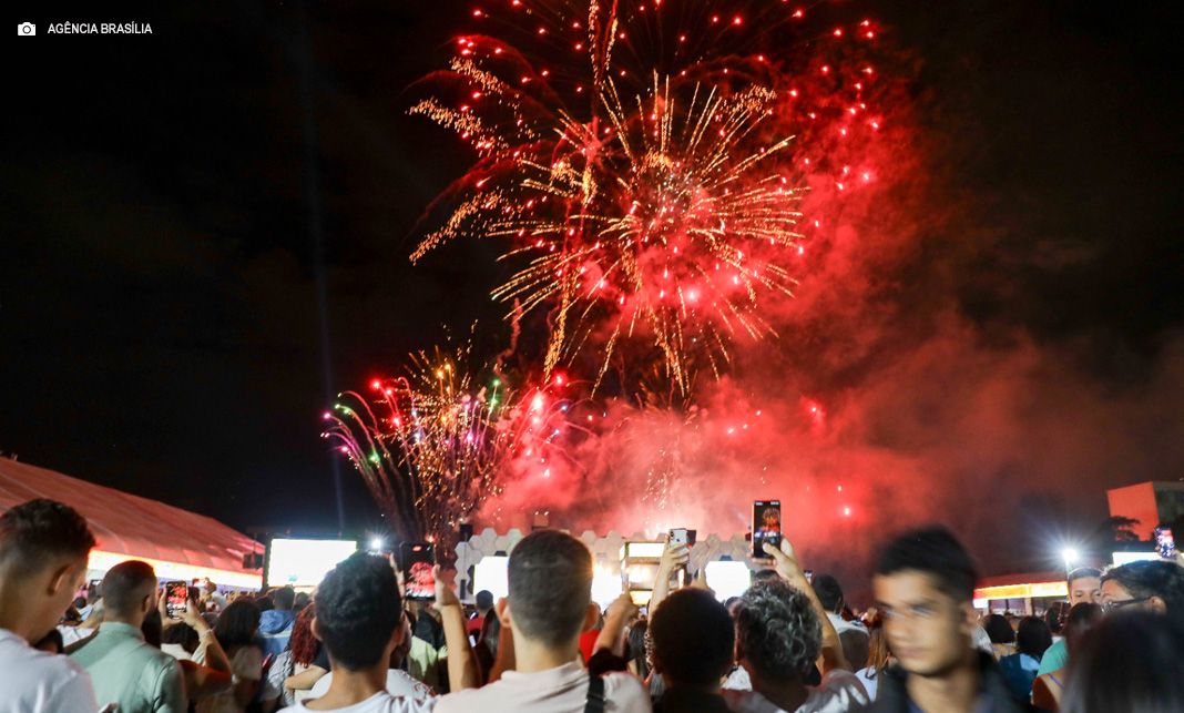 Milhares de pessoas recebem 2025 em grande festa na Esplanada