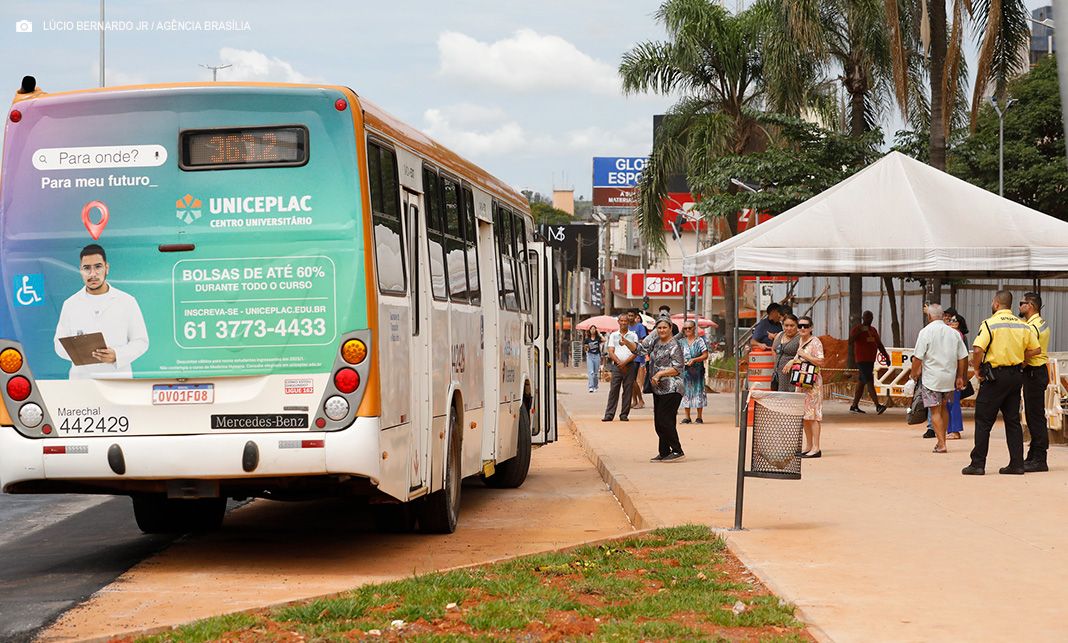 Taguatinga: Nova baia para ônibus e trecho em calçadas são liberados na Praça do Relógio
