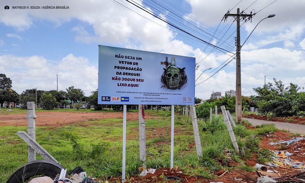 Combate à dengue: placas informativas em pontos de descarte irregular alertam para deveres e cuidados com o mosquito