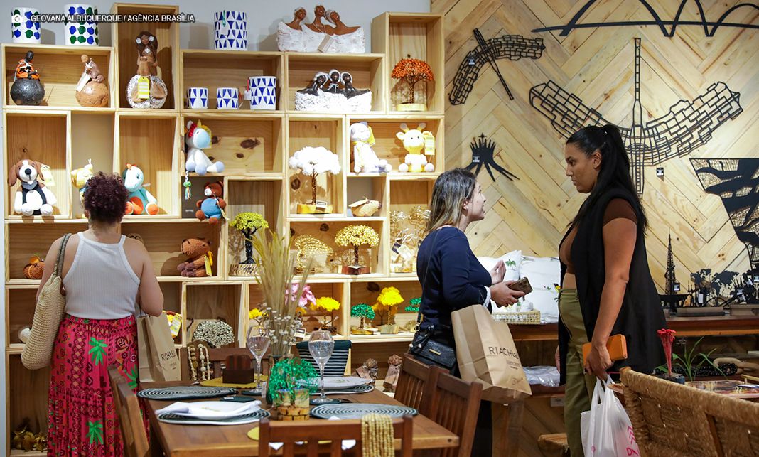 Apoio do GDF impulsiona artesanato brasiliense, e arrecadação do setor registra alta de 33% em 2024