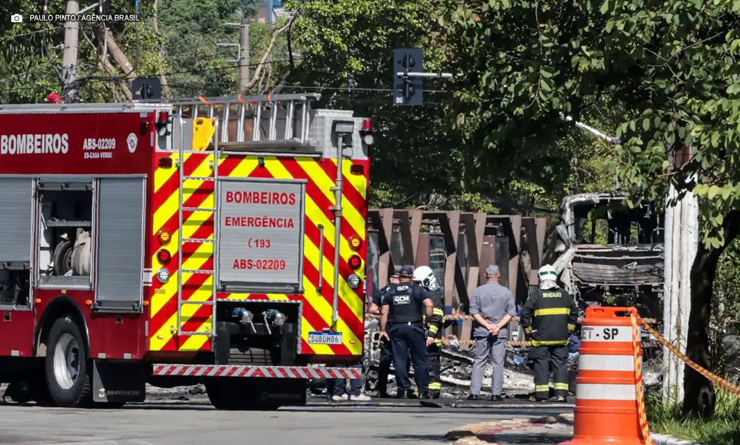 Avião de pequeno porte cai na zona oeste de São Paulo