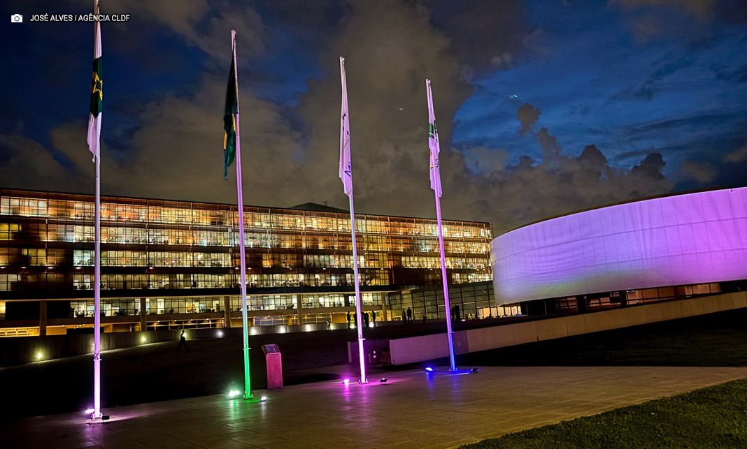 CLDF ilumina prédio em apoio às pessoas com doenças raras