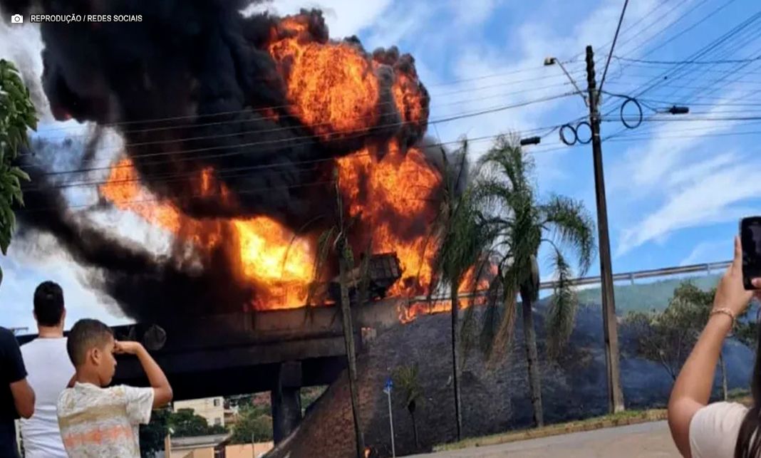 Motorista escala em meio de explosão após colisão entre dois caminhões com cargas inflamáveis no Paraná