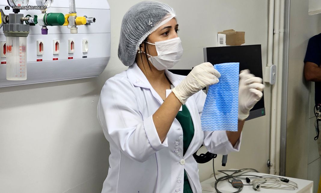 Colaboradores do HRSM fazem treinamento sobre limpeza e desinfecção de superfícies