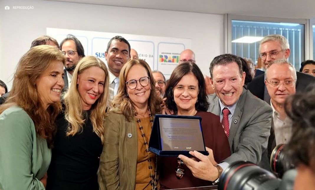 Nísia Trindade é homenageada por colaboradores do Ministério da Saúde