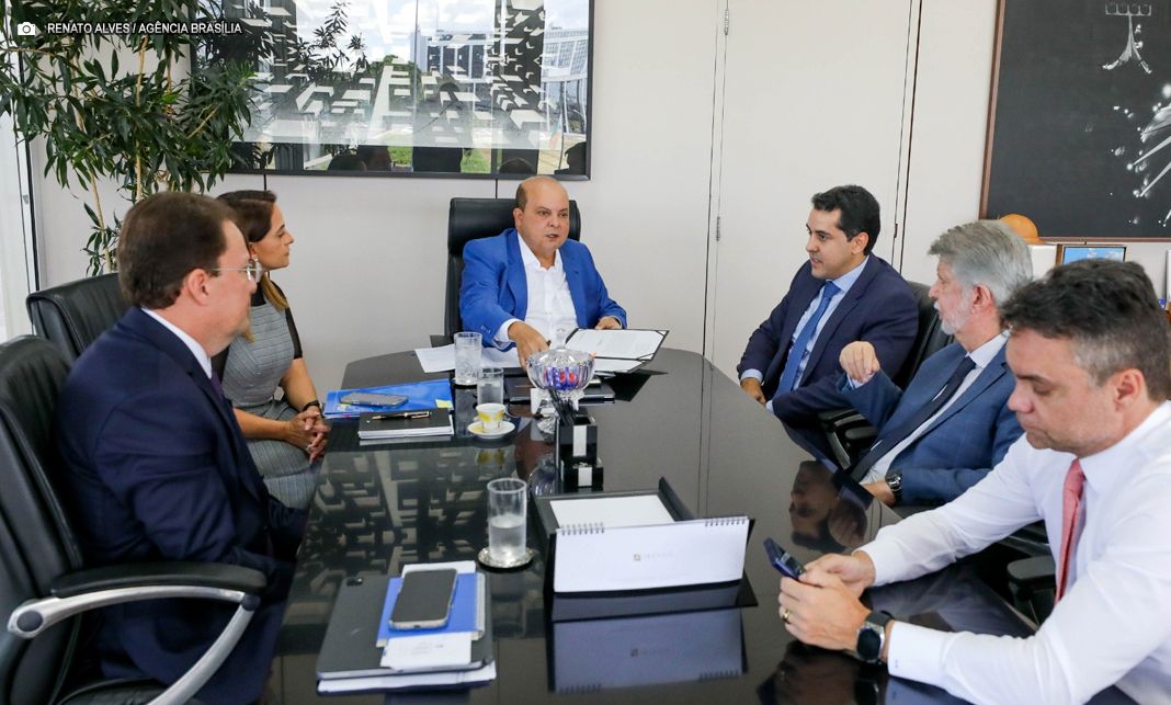 Ibaneis convoca 200 médicos e nomeia membros do Comitê de Planejamento da Saúde