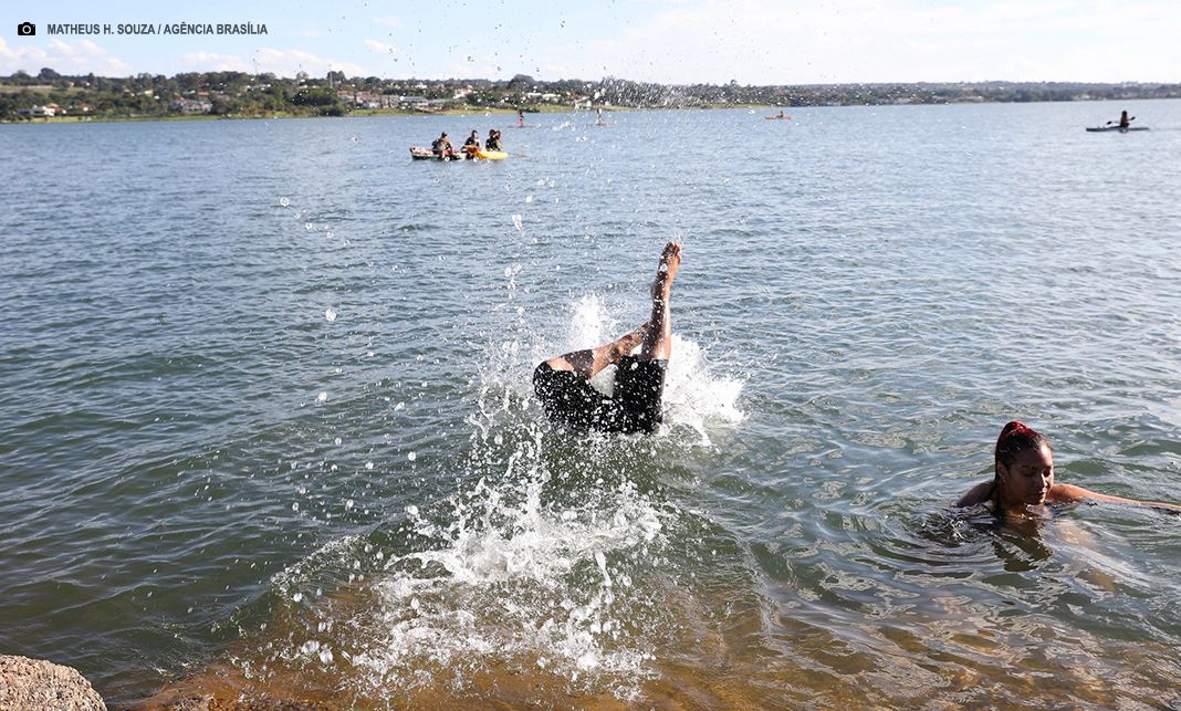 Monitoramento semanal certifica qualidade da água para banho no Lago Paranoá