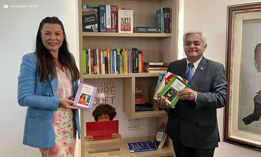 ‘Estante Livre’ leva acesso a livros a postos do Na Hora