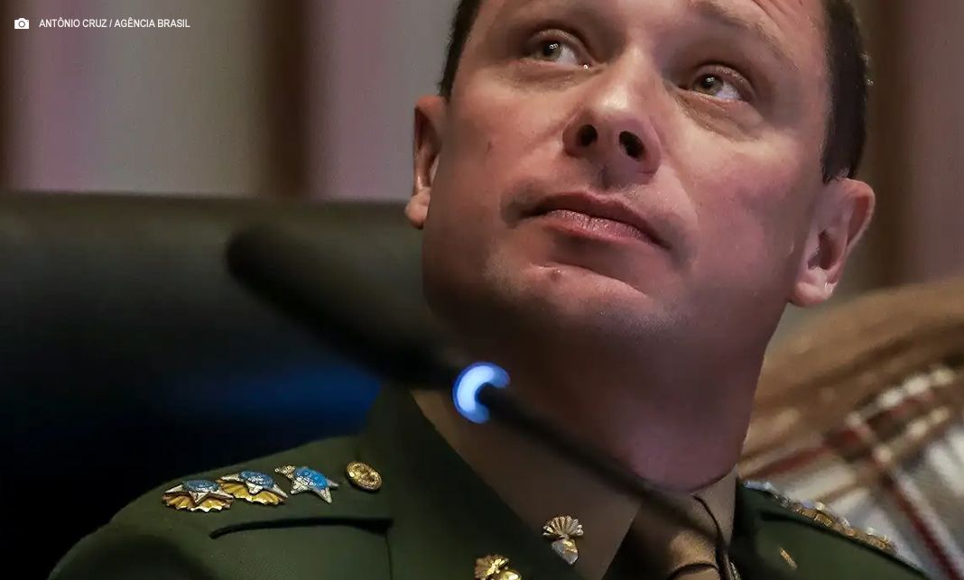 Alexandre de Moraes pede explicações a Mauro Cid sobre solicitação de documento português