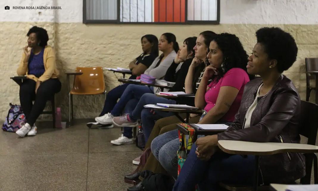 Rede de cursinhos populares dá bolsa de R$ 200 a estudantes
