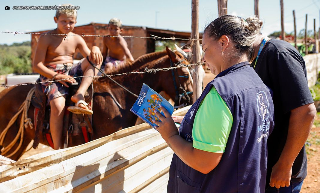 Vale chegar a pé e até a cavalo: Carro da Vacina percorre o Sol Nascente e atrai a população