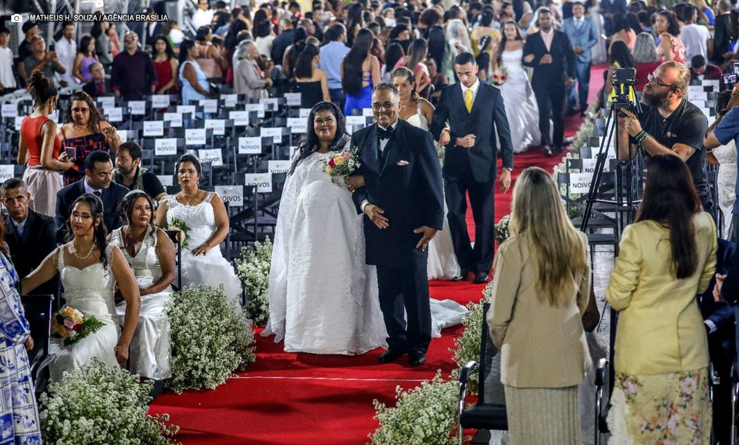 Casamento Comunitário alcança recorde de participação e oficializa união de 100 casais
