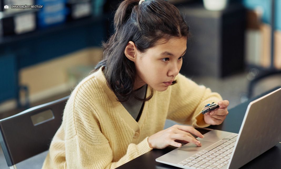 Movimento #Conectadas oferece oficina de programação para alunas de escolas públicas