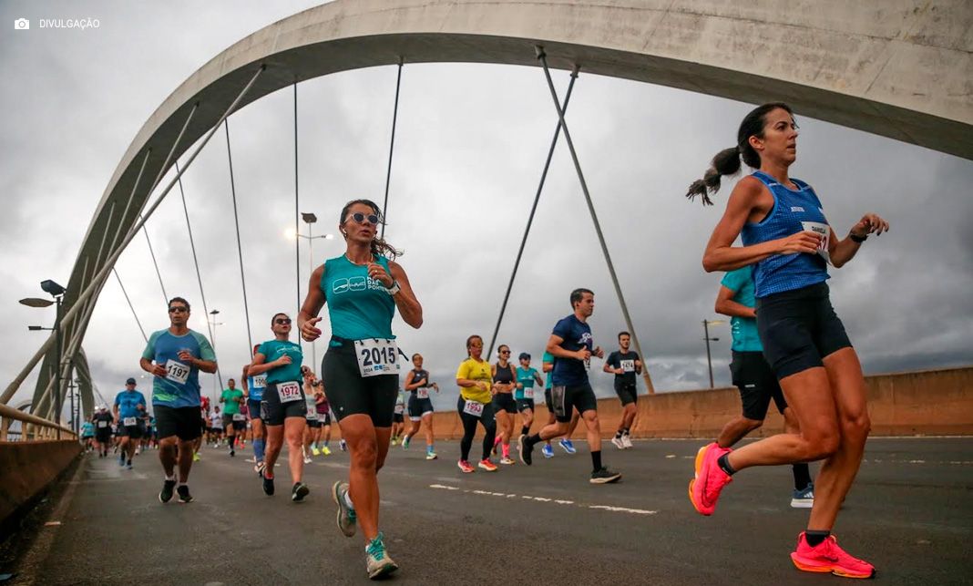 18ª Meia Maratona das Pontes reúne corredores de rua em Brasília