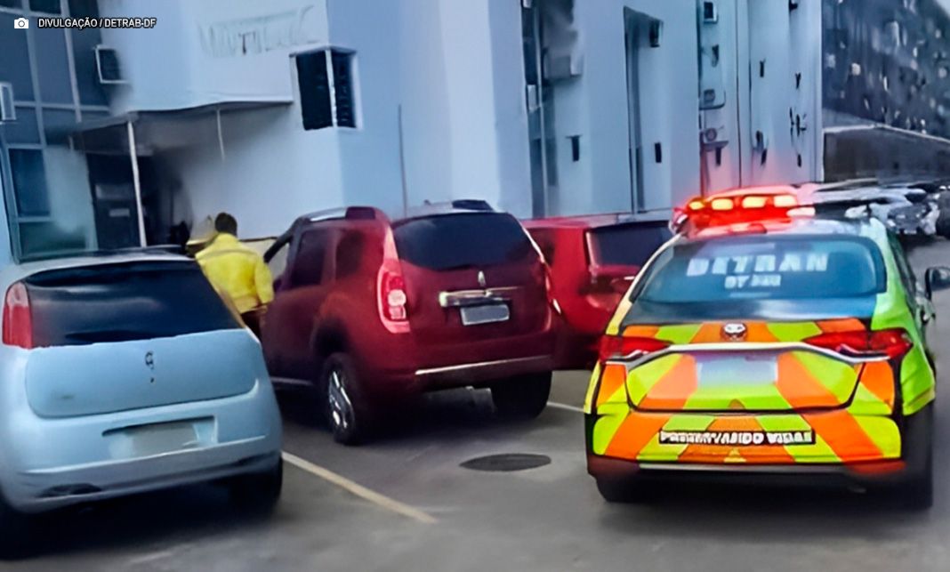 Deu ruim! Motorista com a CNH suspensa vai dirigindo para curso no Detran-DF