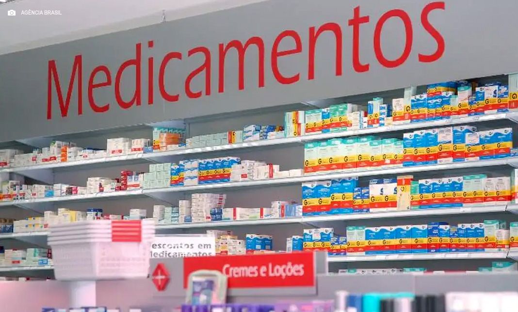 Entidades criticam permissão para farmacêutico prescrever medicamento