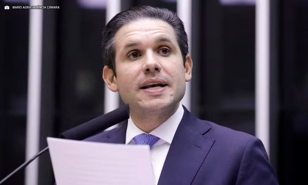 Hugo Motta assume compromisso com a educação e anuncia comissão especial para debater o PNE