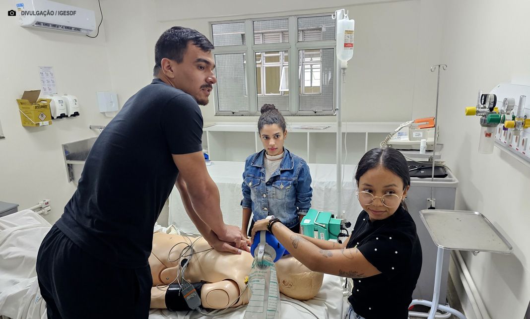 Estudantes de enfermagem fazem curso de capacitação ofertado pelo IgesDF