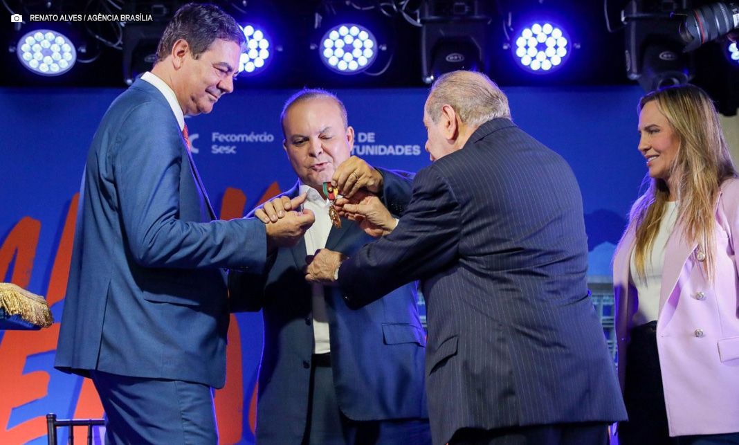 Governador Ibaneis Rocha é agraciado com a Medalha Nacional do Mérito Comercial da Paz Social João Daudt D’Oliveira